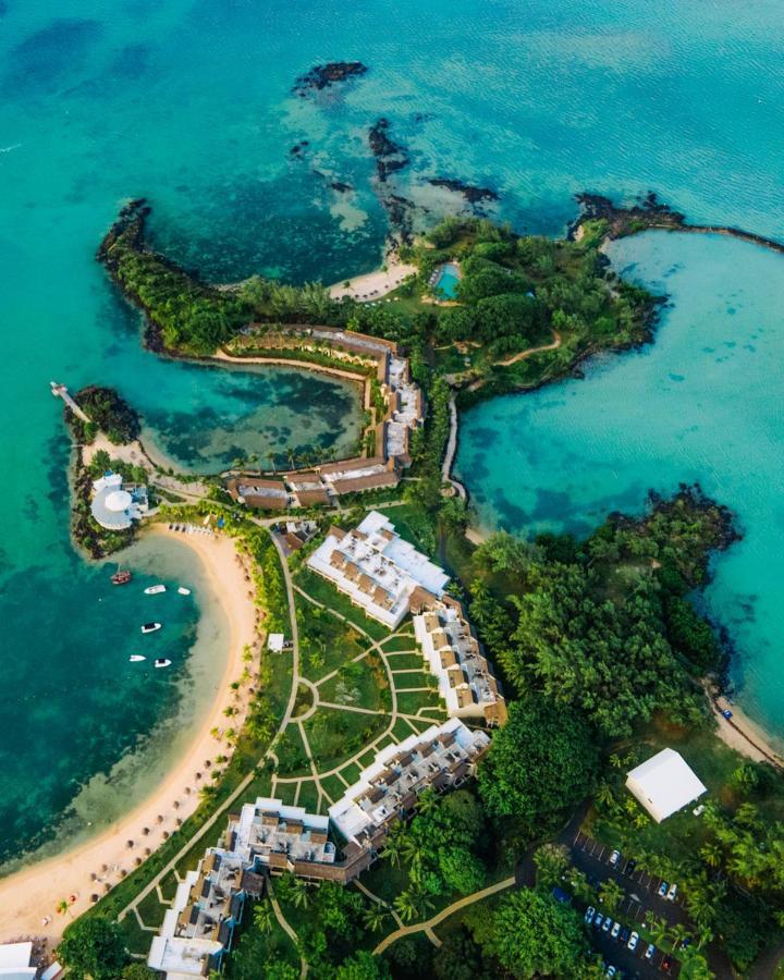 럭스* 그랜드 가우베 호텔 그랑고브 외부 사진 Aerial view of the resort