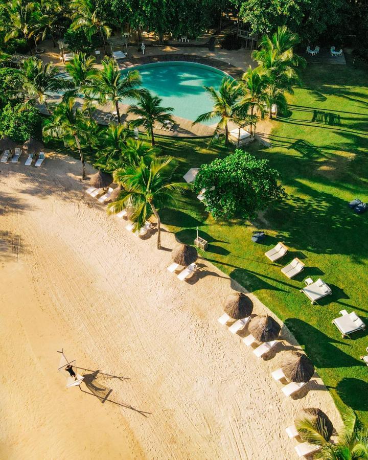 럭스* 그랜드 가우베 호텔 그랑고브 외부 사진 Aerial view of the beach at the resort