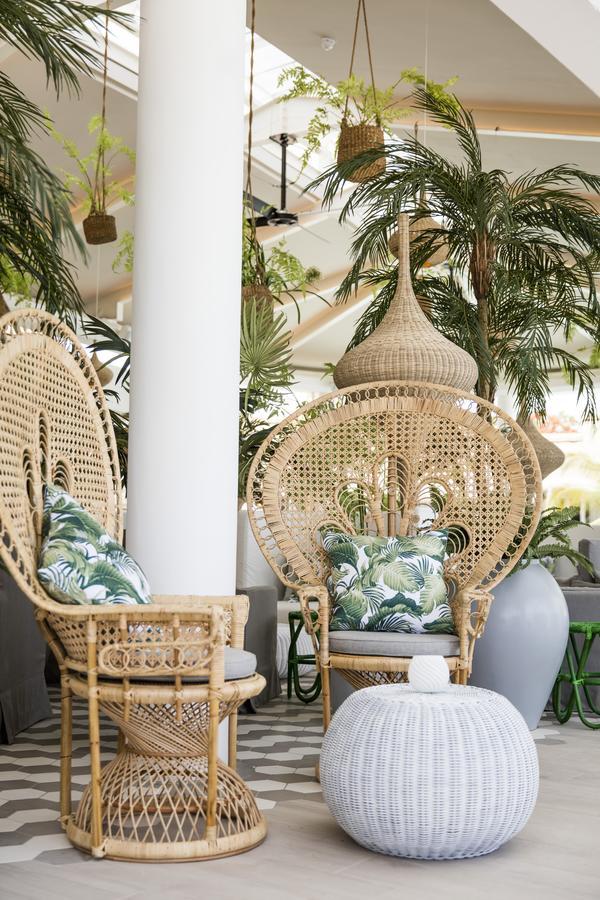 럭스* 그랜드 가우베 호텔 그랑고브 외부 사진 A pair of peacock chairs