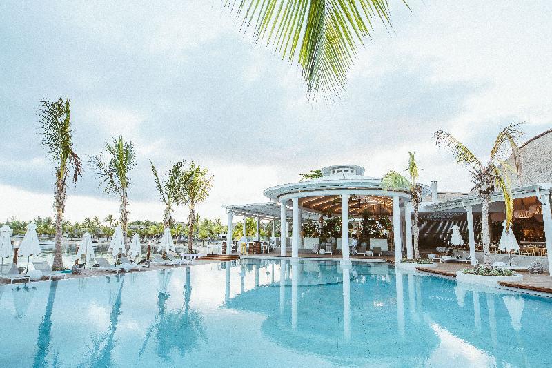 럭스* 그랜드 가우베 호텔 그랑고브 외부 사진 The swimming pool at the resort