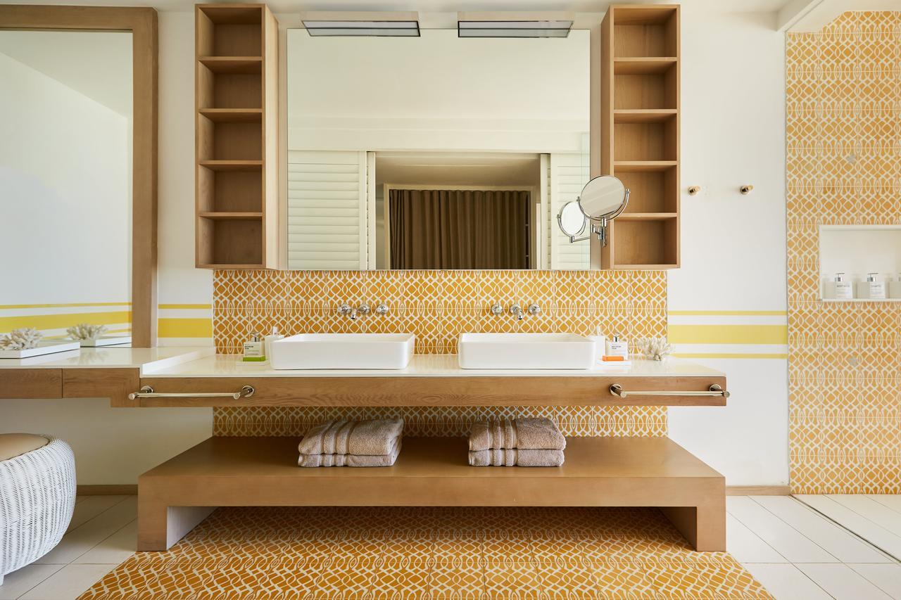 럭스* 그랜드 가우베 호텔 그랑고브 외부 사진 Bathroom with hexagonal floor tiles